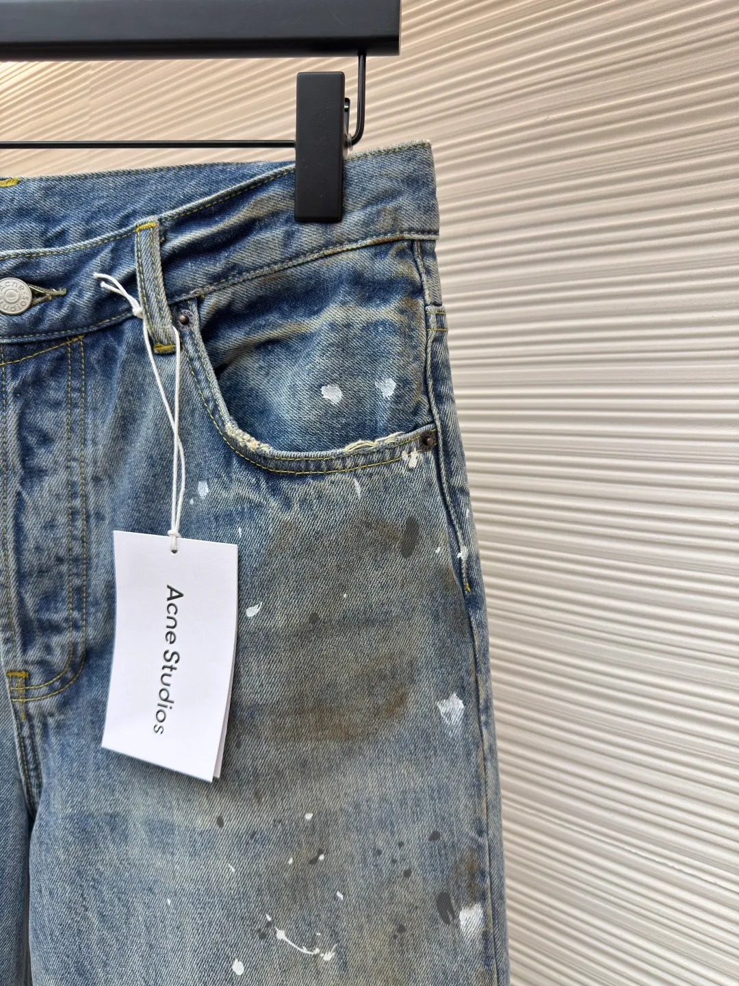 Acne Studios splash-ink straight-leg jeans ●Authentic product: purchased and developed by 3861 ●Item number: 1680381-A75 ●Material: denim fabric ●Technology: splash-ink production ●Version: Loose fit ●Weight: about 755 grams ●Size: 30-31-32-33 ●Description: Mid-waist wide-leg design, full-length trousers, presenting a relaxed and casual style. It is made of raw denim fabric blended with 60% cotton and 40% lyocell. It has been washed in light blue to show natural coloring and unique painted mark details. The five-pocket structure and button placket make the overall design both practical and fashionable. The organic cotton component in the fabric ensures comfort and environmental protection, while the use of cowhide patches adds a touch of sophistication. This pair of jeans not only pursues innovation in design, but also embodies the brand's high quality standards in terms of materials and craftsmanship. The overall wiring is straight and delicate, the fabric is comfortable and soft, and the color is consistent without color difference. It can be matched with the same style to create a fashionable look and control various occasions. Customized accessories, complete with three standards, same style for men and women!